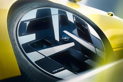H Opel teasάρει το facelifted Astra